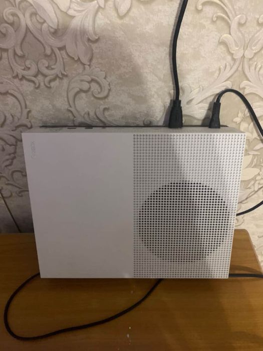 В продаже Xbox one s