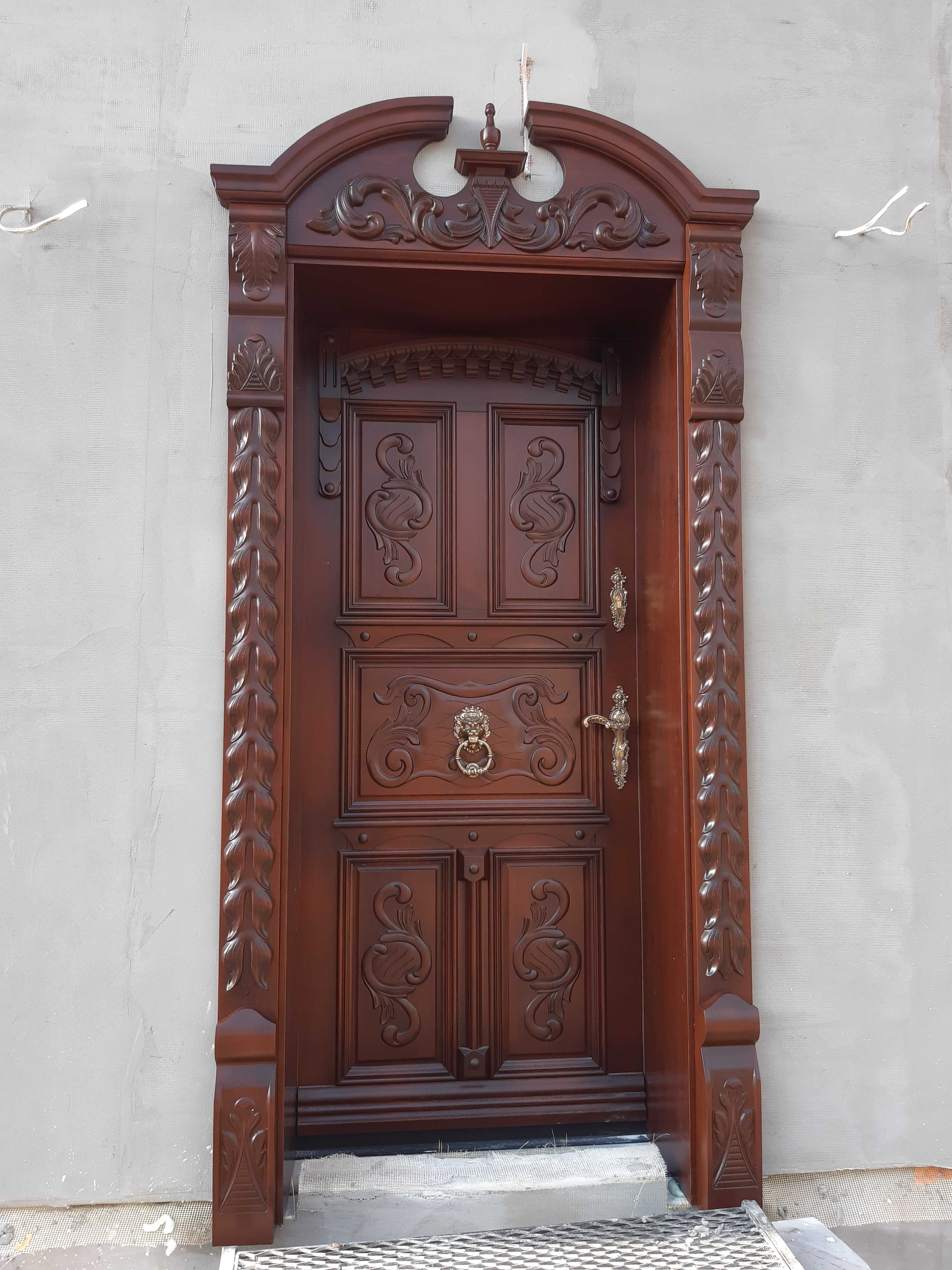 Drzwi rzeźbione;