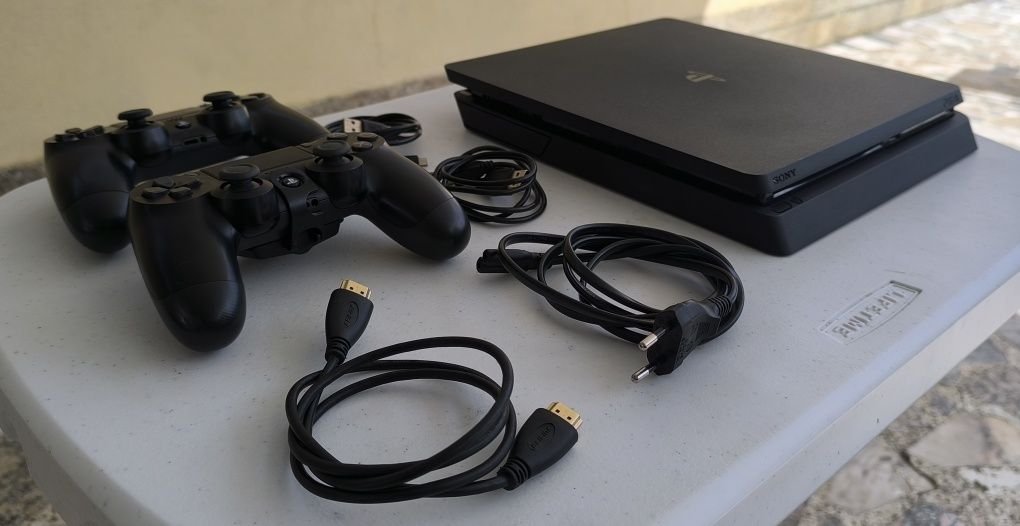 PlayStation 4 Slim 1 TB + 2 Comandos + 1 Jogo + Cabos