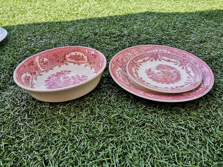 Conjunto de pratos e taças