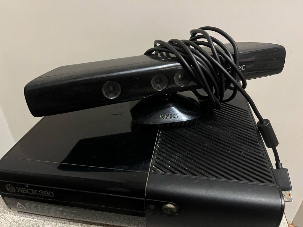 Konsola Xbox 360 250 GB Kinect 2 pady zasilacz i 2 gry