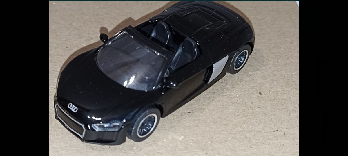 model samochodu Audi R8 cabrio majorette .model jak nowy
