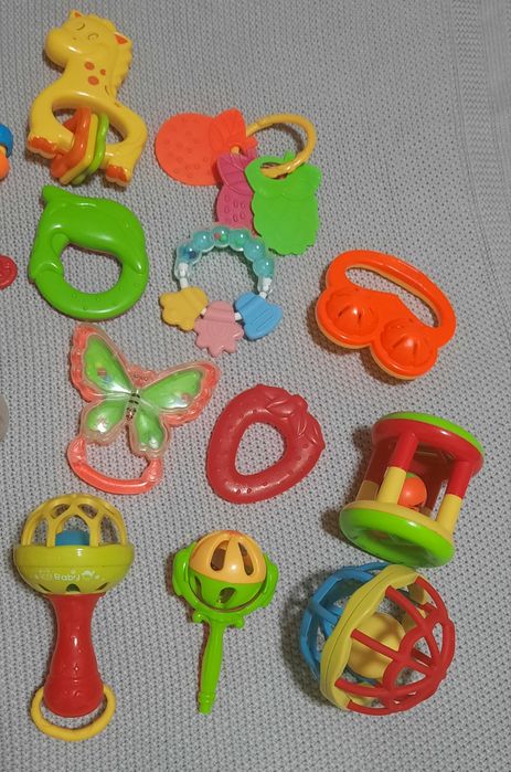 Іграшки: брязкальця, гризунці, мякі іграшки, 23 шт.