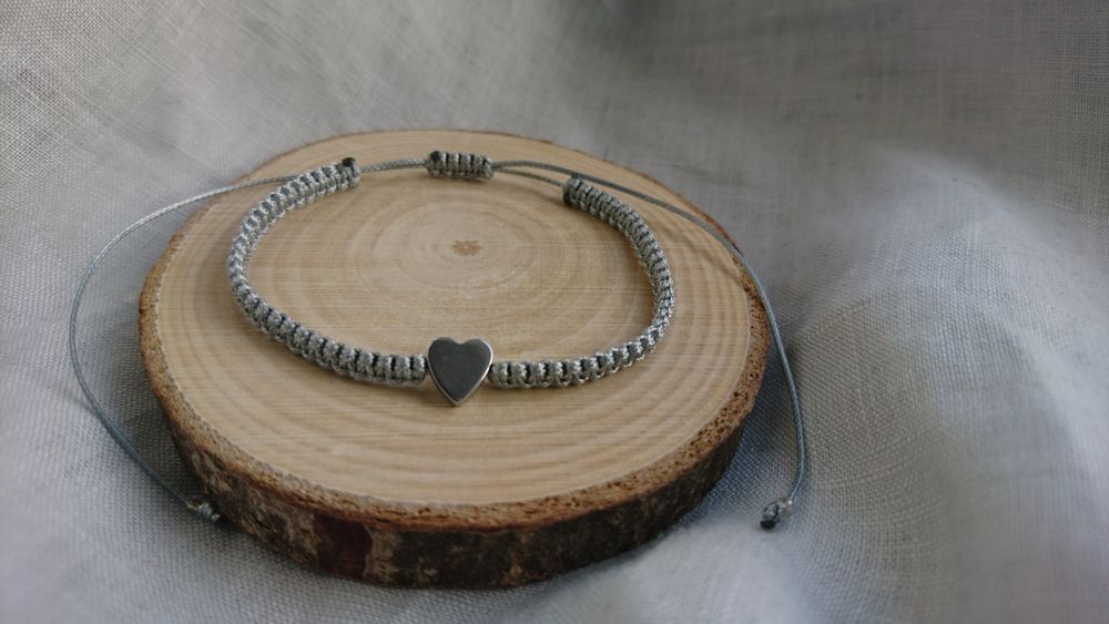 Bransoletka sznurkowa szara pleciona makrama serce Hematyt srebrny