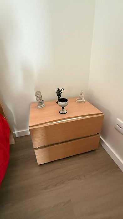 Mesa de cabeceira de madeira