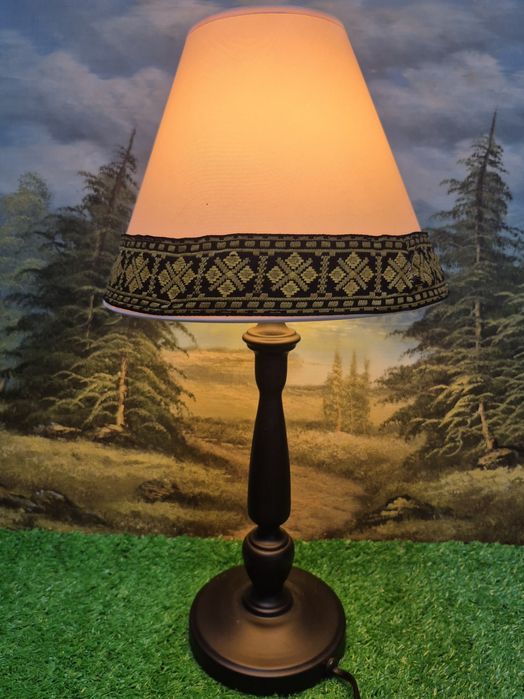 Lampka nocna z metalową podstawą