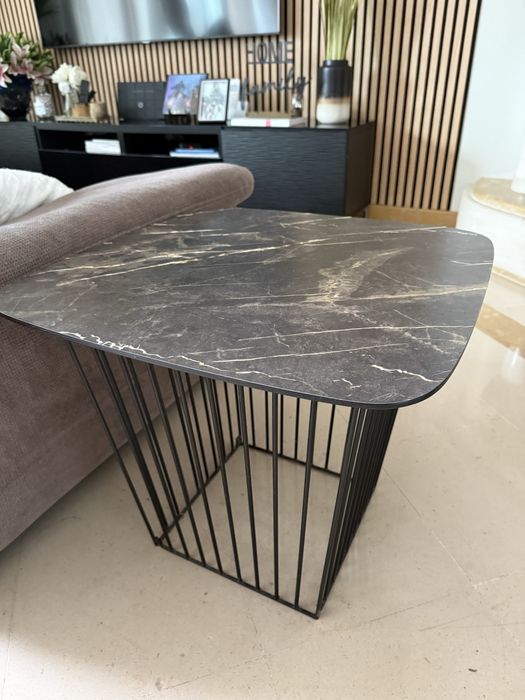 Mesa de apoio de madeira com efeito de mármore