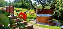 Domek na Kaszubach z balią/jacuzzi nad jeziorem.