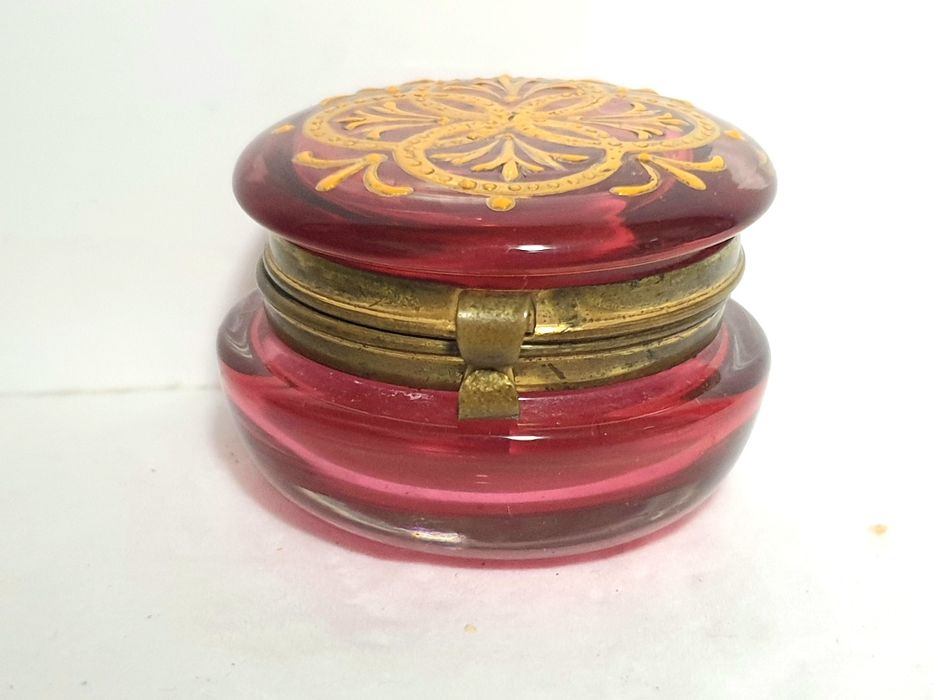 Lindissima pequena antiga caixa em vidro cranberry esmaltada à mão