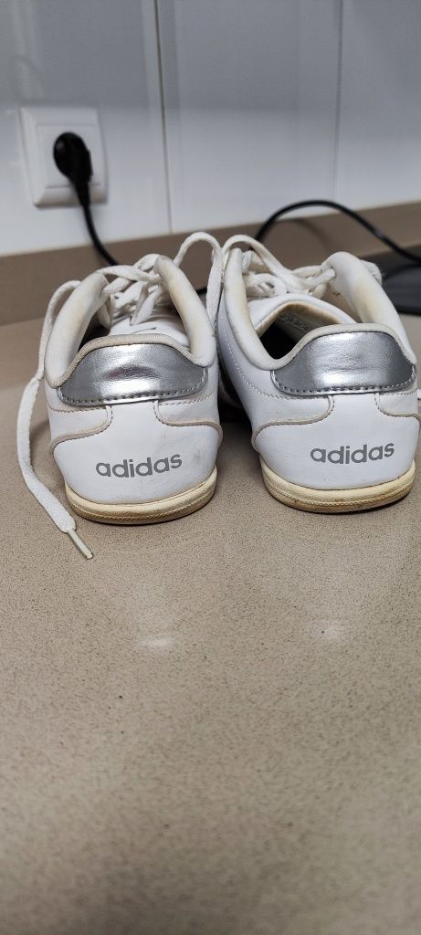 Sapatilhas brancas Adidas