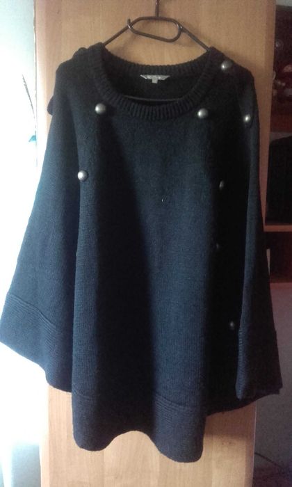 Czarne poncho z guzikami ozdobnymi