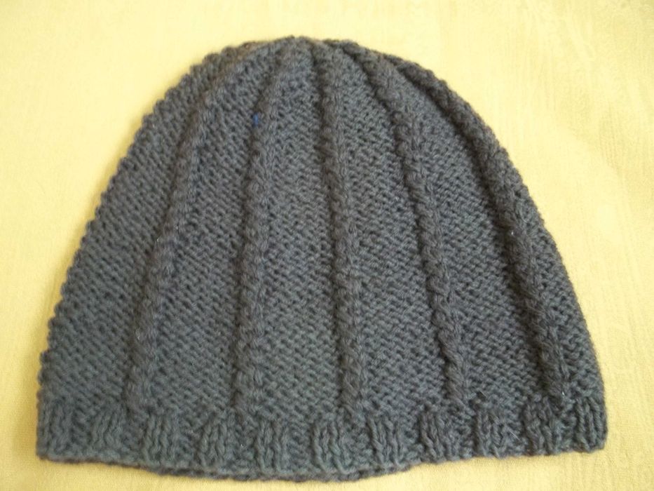 Czapka wełniana brązowa robiona na drutach.