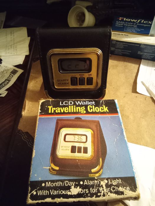 Relógio despertador digital vintage 80s de viagem Cerveja Bohemia