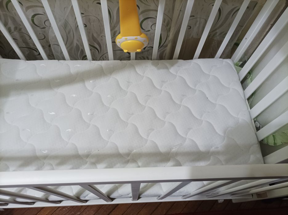 Продам комплект детская кровать и пеленальный столик( тумба)