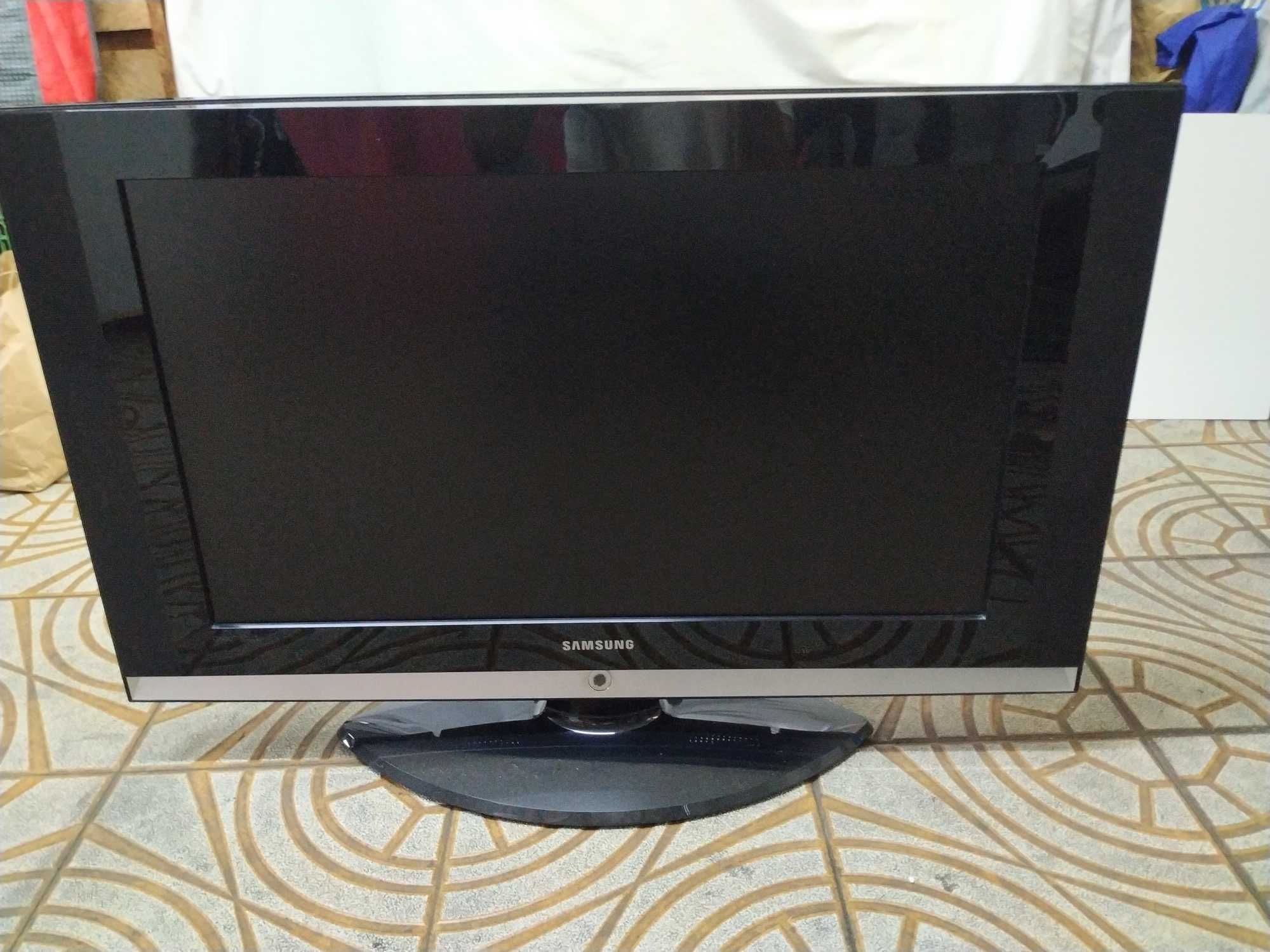 LCD Samsung 32" / TV - uma Sony de 14" / uma Philips de 28"