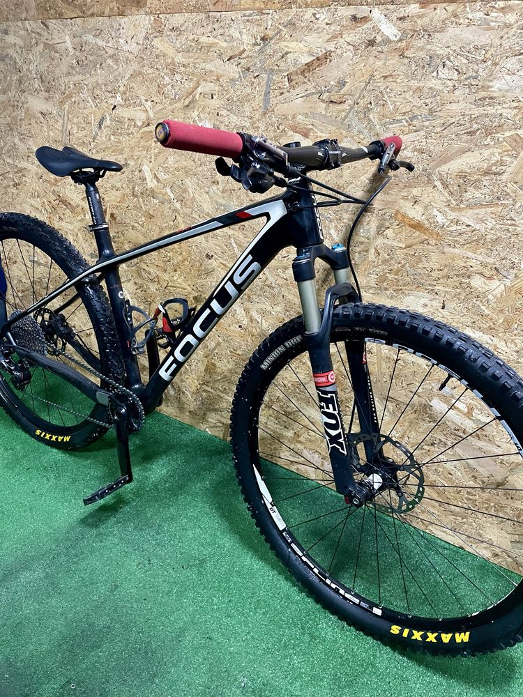 Bicicleta FOCUS ravem carbono roda 29