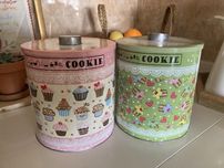 Conjunto de duas latas antigas verde e rosa