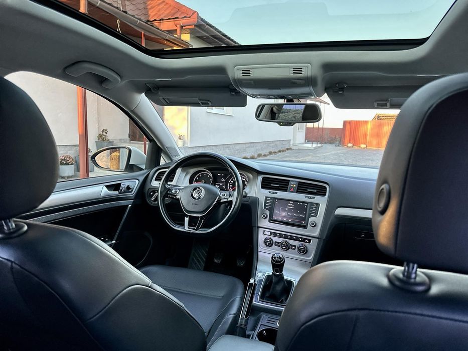 Volkswagen  Golf  2015 року.