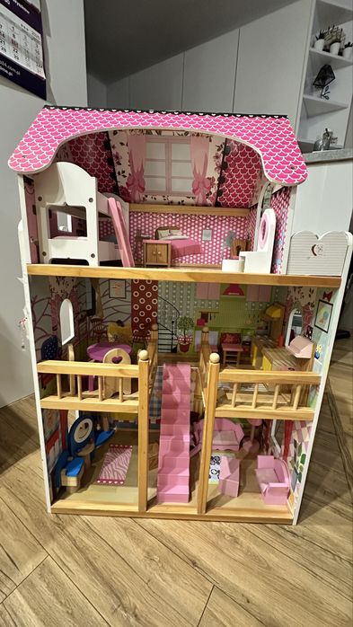 Domek dla lalek widoczny na zdjęciach