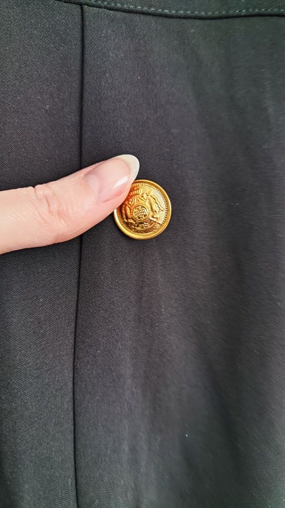 Czarna sukienka z dekoltem v oraz złotymi guzikami Unique21