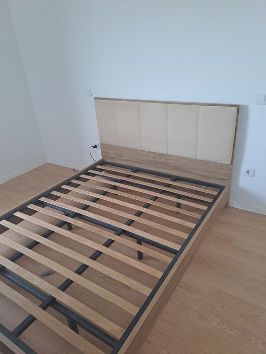Cama casal (estrado incluído)