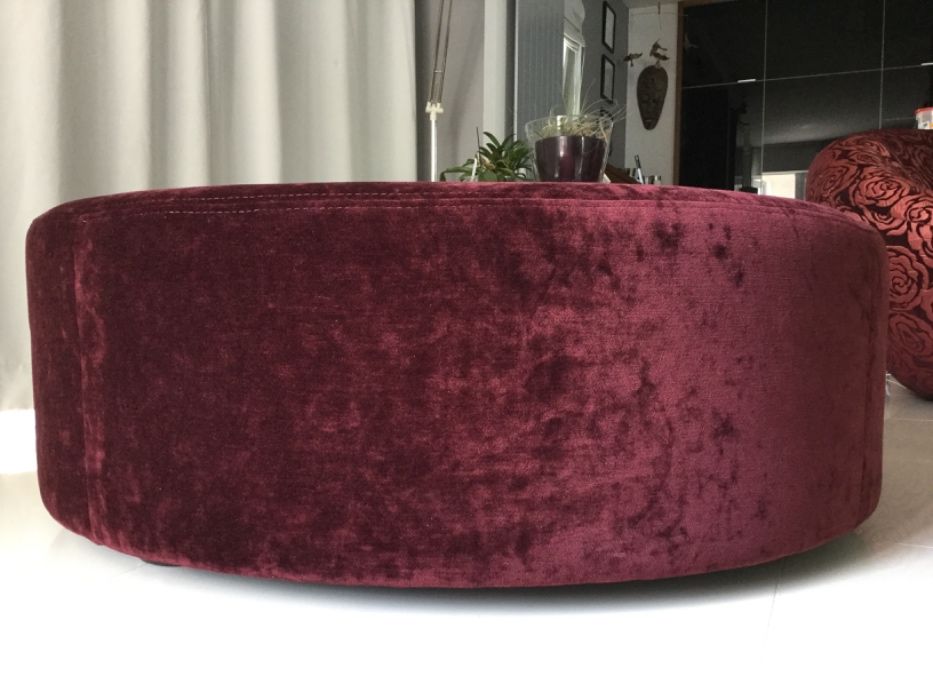 Puff Jolly w odbiciu Leonar uni Aubergine aksamit koloru wina Burgundy