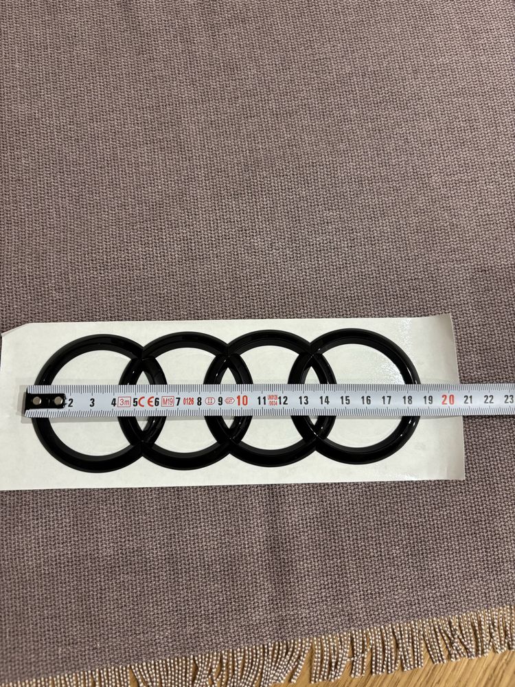 Czarny znaczek audi a4 b8