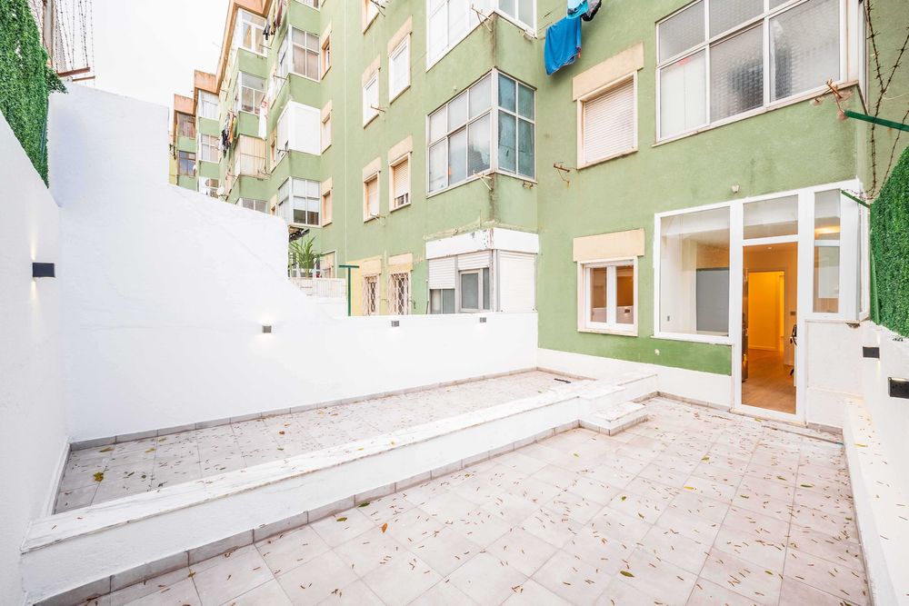 Apartamento Remodelado com Terraço e Varandas