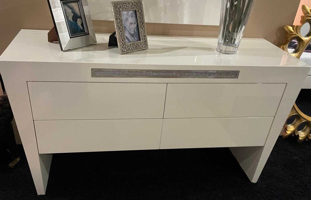 Quarto completo em branco pérola (cama, mesinhas e cómoda com espelho)