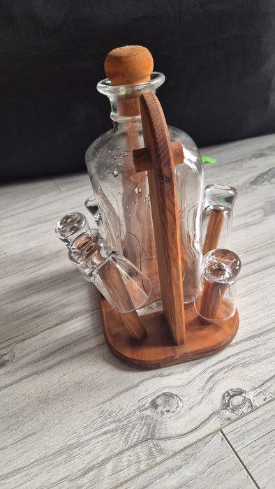 Ozdobna karafka na alkohol na drewnianym stojaku z kieliszkami
