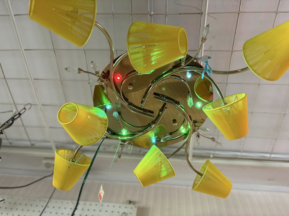 Люстра з жовтими плафонами на залоті