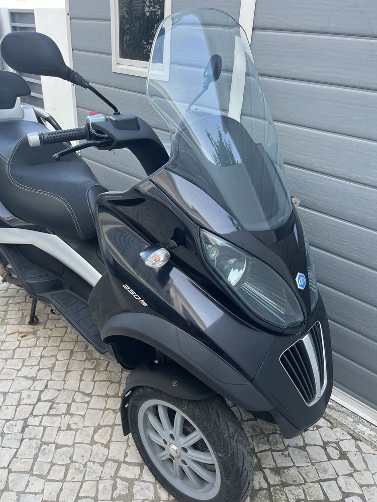 Mota Piaggio MP3 carta carro