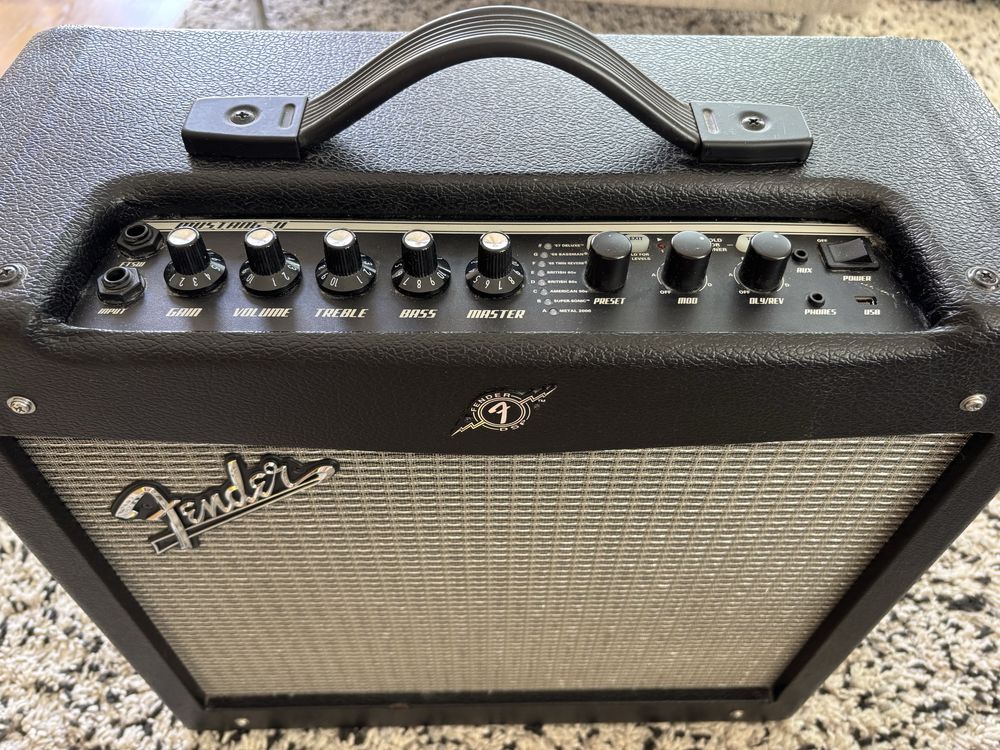 Zestaw gitara leworęczna +  wzmacniacz Fender mustang V II.