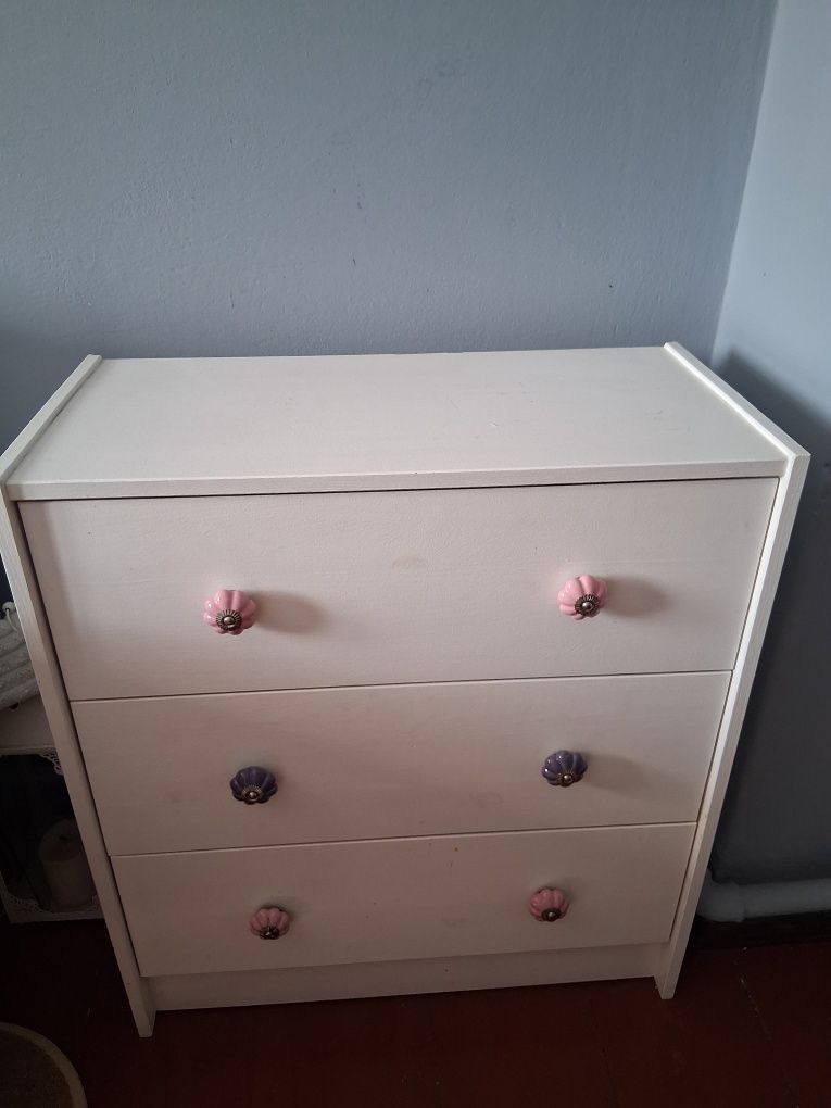Biała komoda Ikea