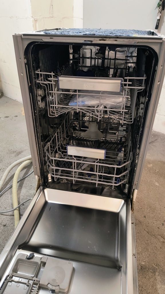 Zmywarka Beko pod zabudowę uszkodzona.