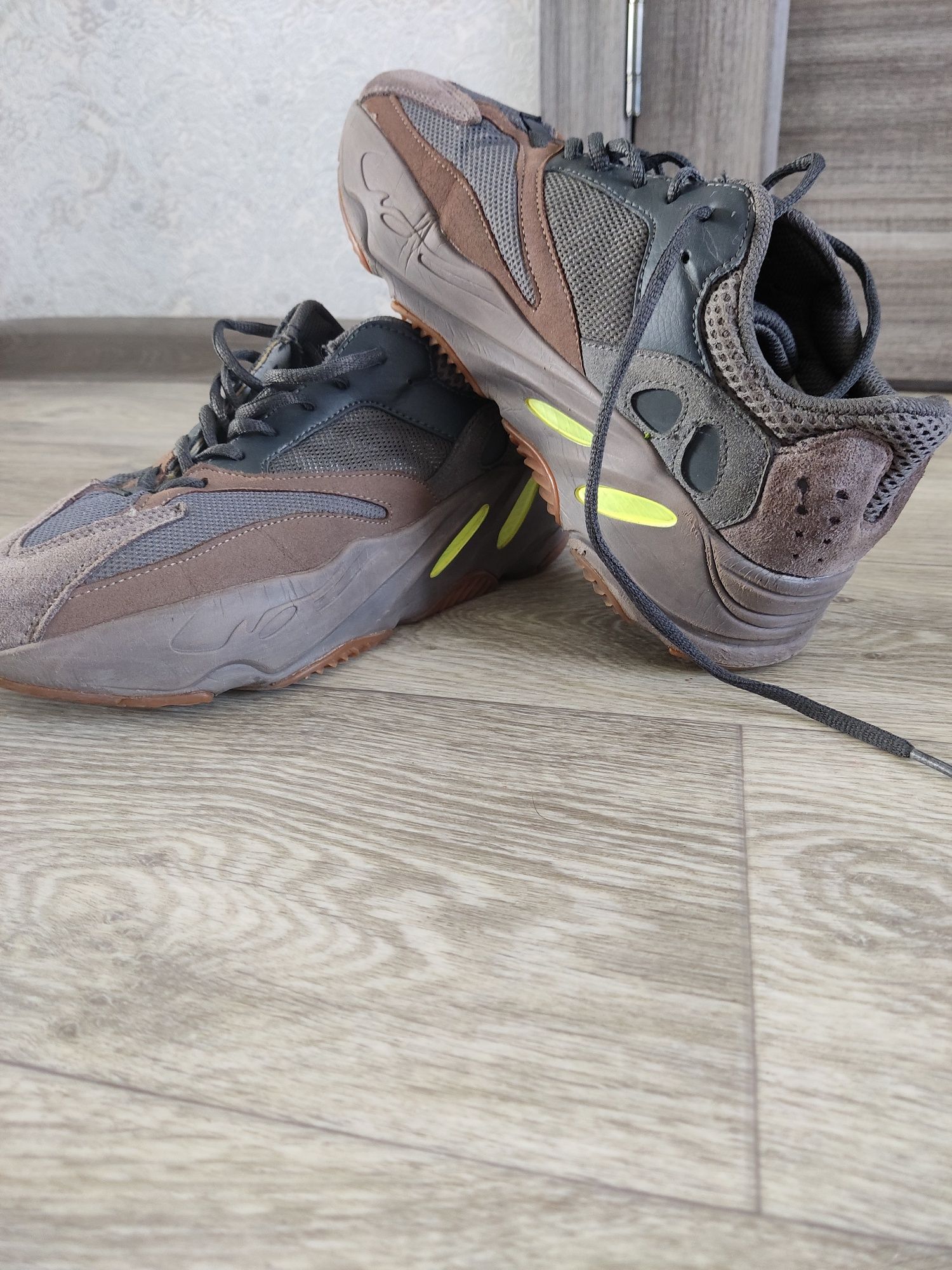 Продам кроссовки Adidas Yeezy 700