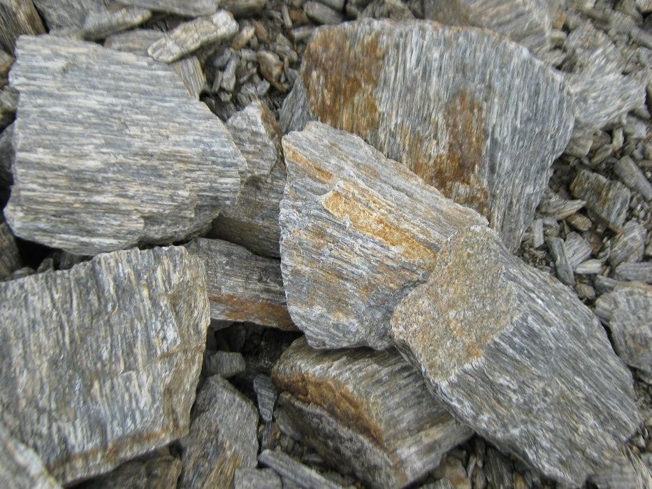 Gnejs kora kamienna gnejsowa głazy gnejsowe szpilki różne frakcje TONA