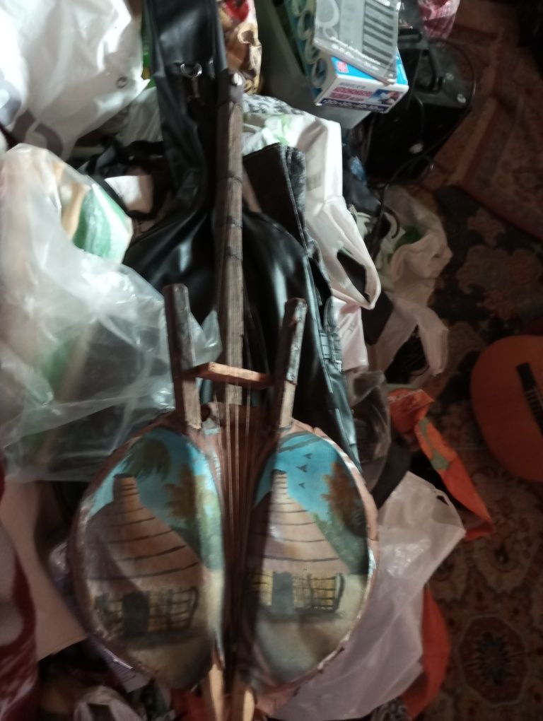 Guitarra africana bonita pintada a mao
