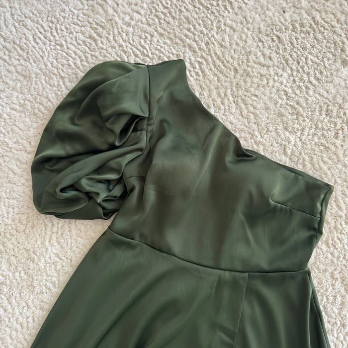 VESTIDO KWINI “JOSEPHINE” – Verde Oliva – Tamanho L