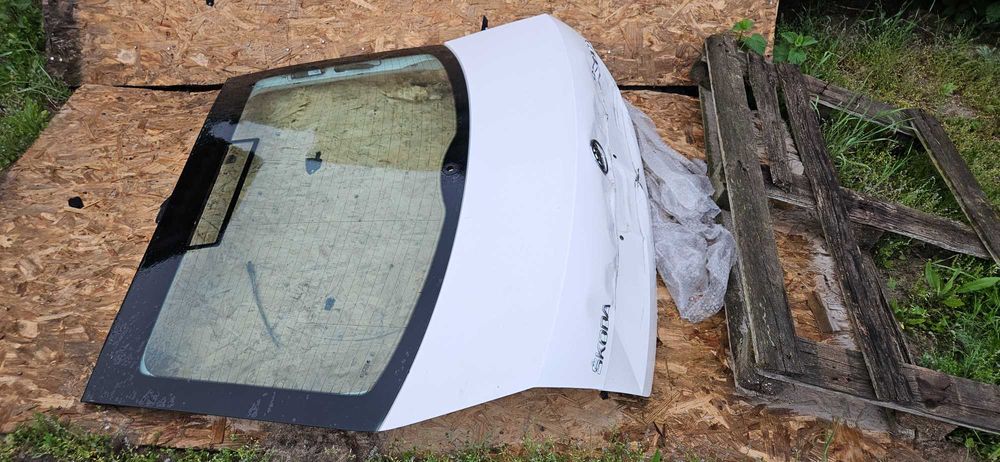 Скло задньої 5-ї двері Skoda Octavia A7 ліфтбек 5E5845049AENVB VAG