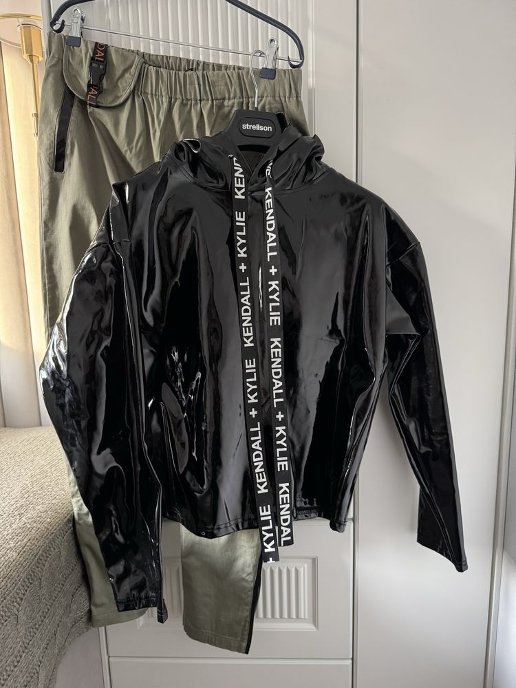 Elegancka Lakierowana Kurtka-Hoodie Kendall + Kylie