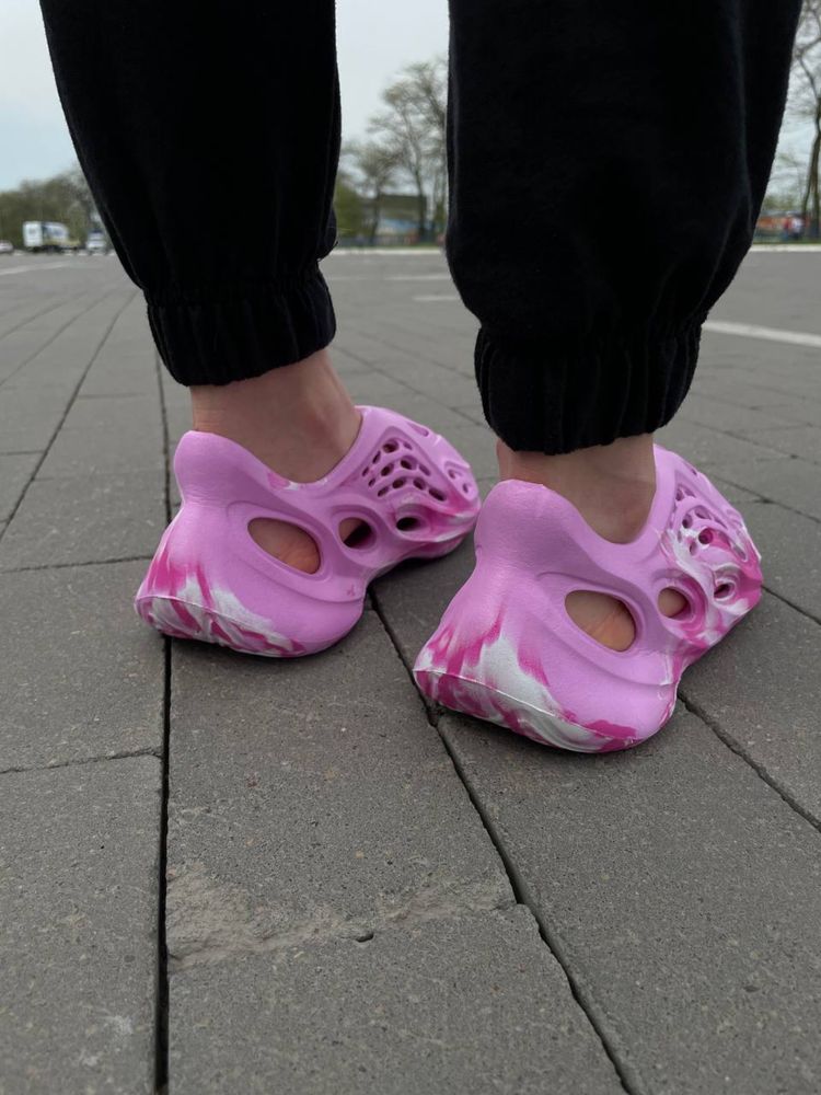 Жіночі розові шльопанці-сланці Yeezy Foam Runner Pink кроссовки