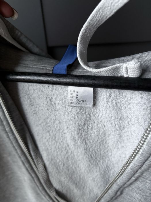 szara bluza na suwak z kapturem