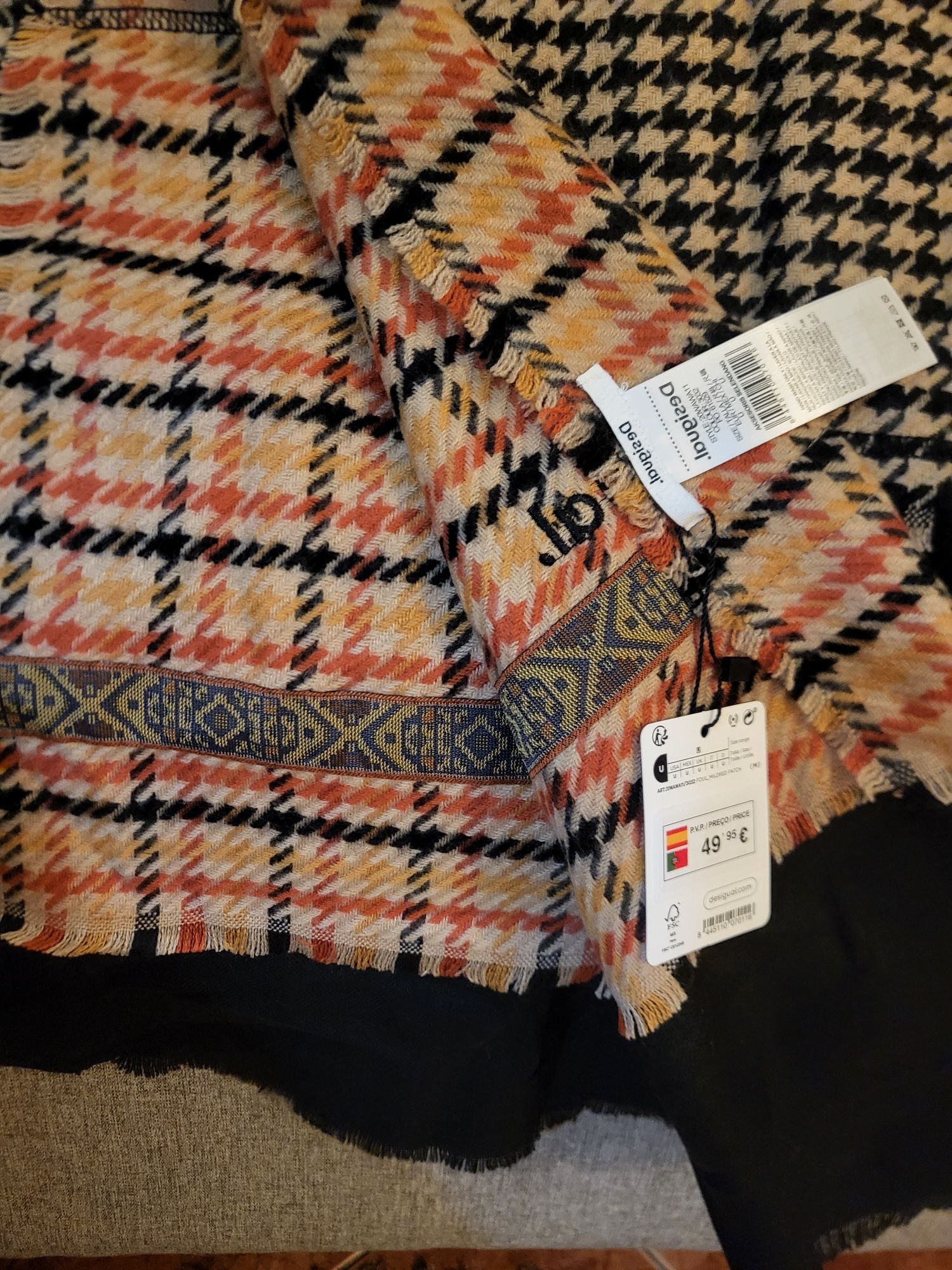 Echarpe da marca "Desigual "