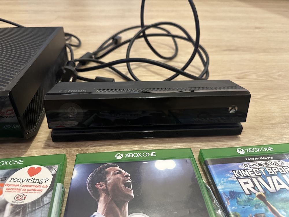 Xbox One plus Kinect (2 pady oraz 5 gier w zestawie)