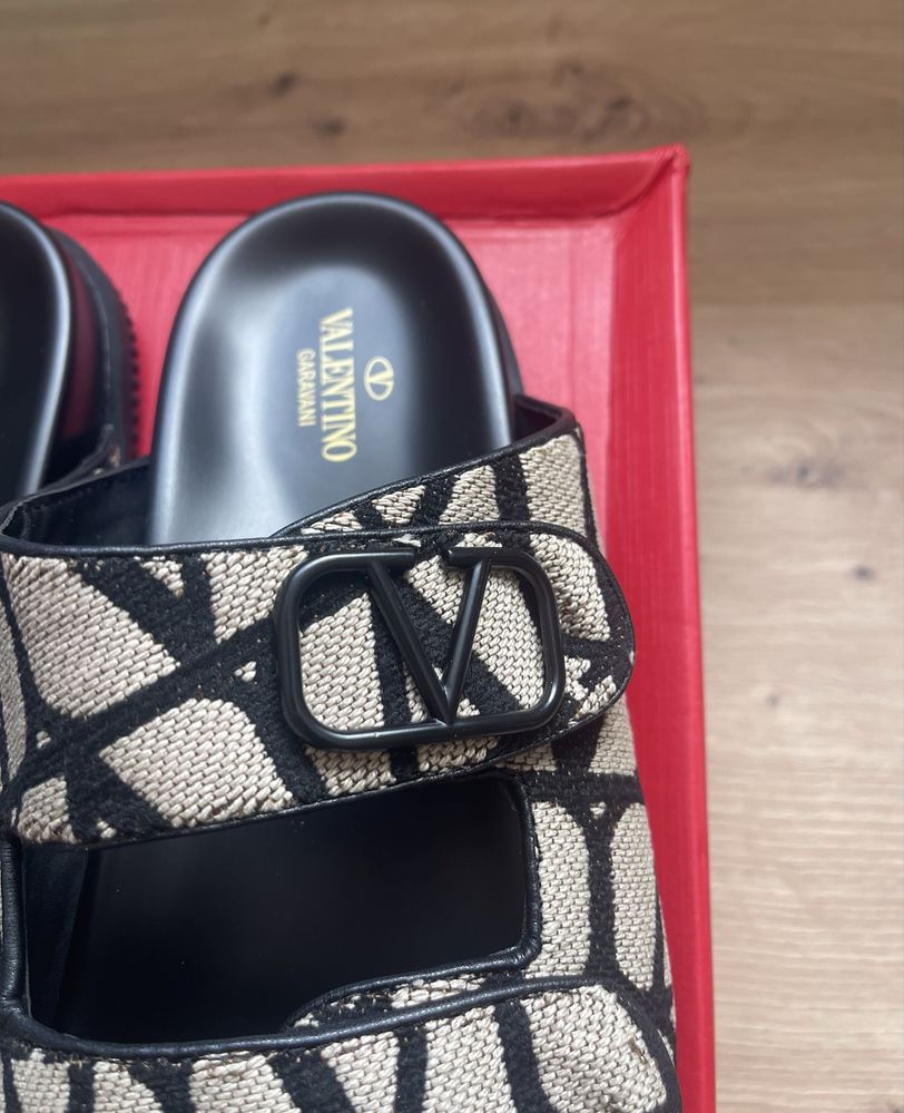 Valentino Garavani “V logo” Sandal