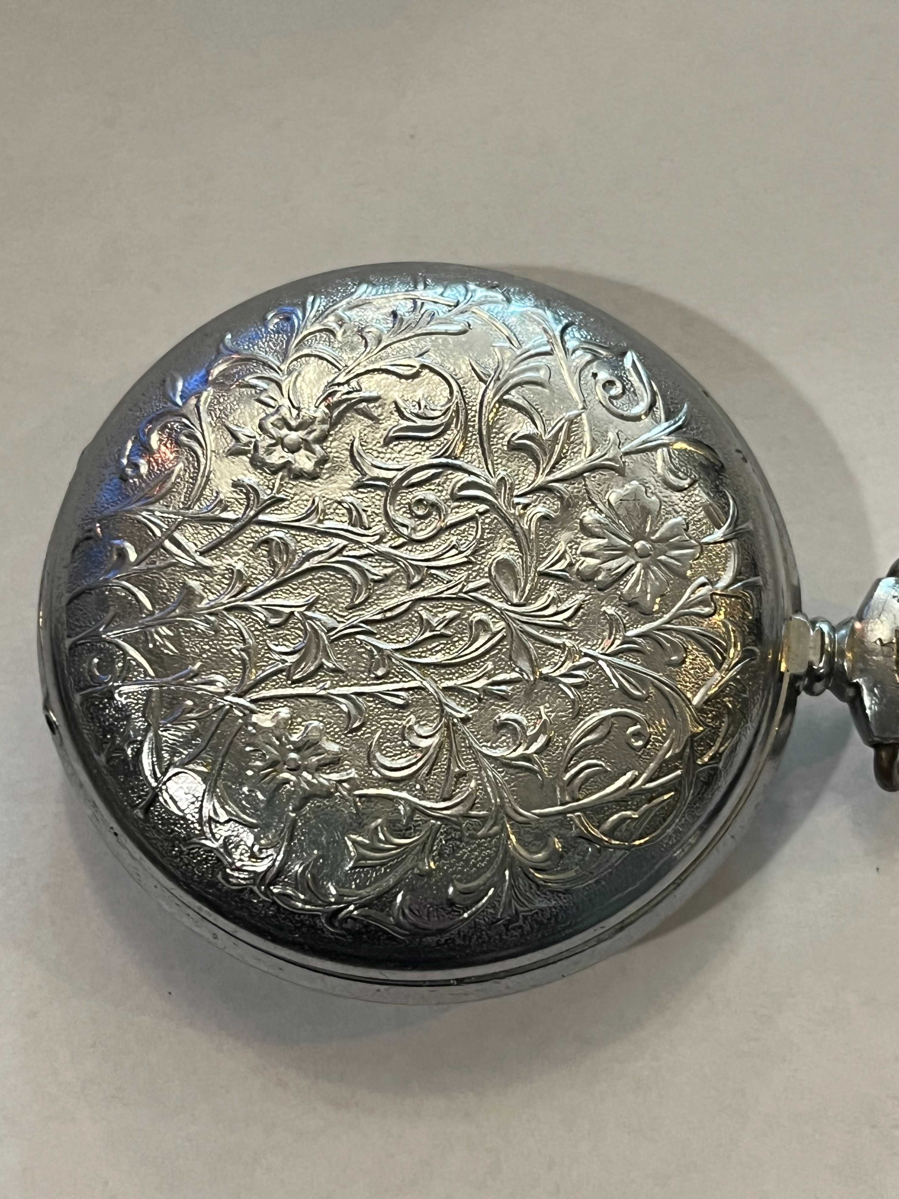 Rosyjski zegarek kopertowy Molnija zdobiony ornamentami
