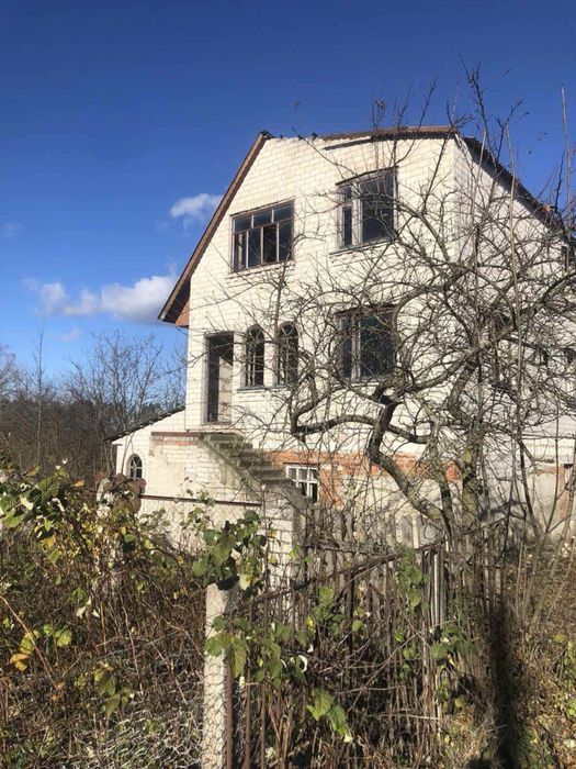 Продаеться 2х поверховий будинок із земельною ділянкою