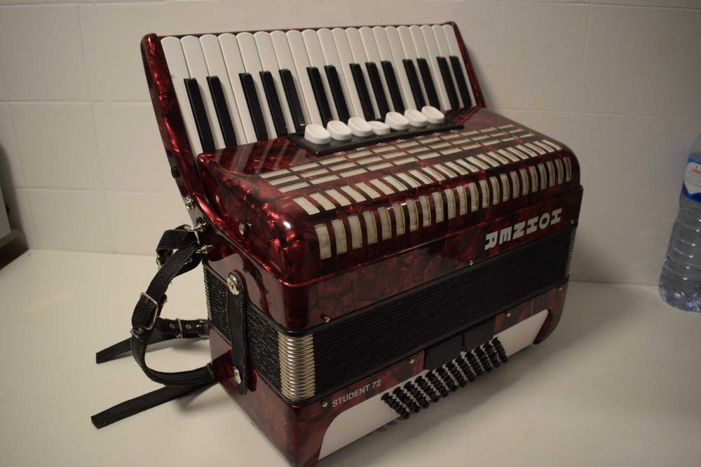 Acordeao hohner Studant 72 3 voz. N 249