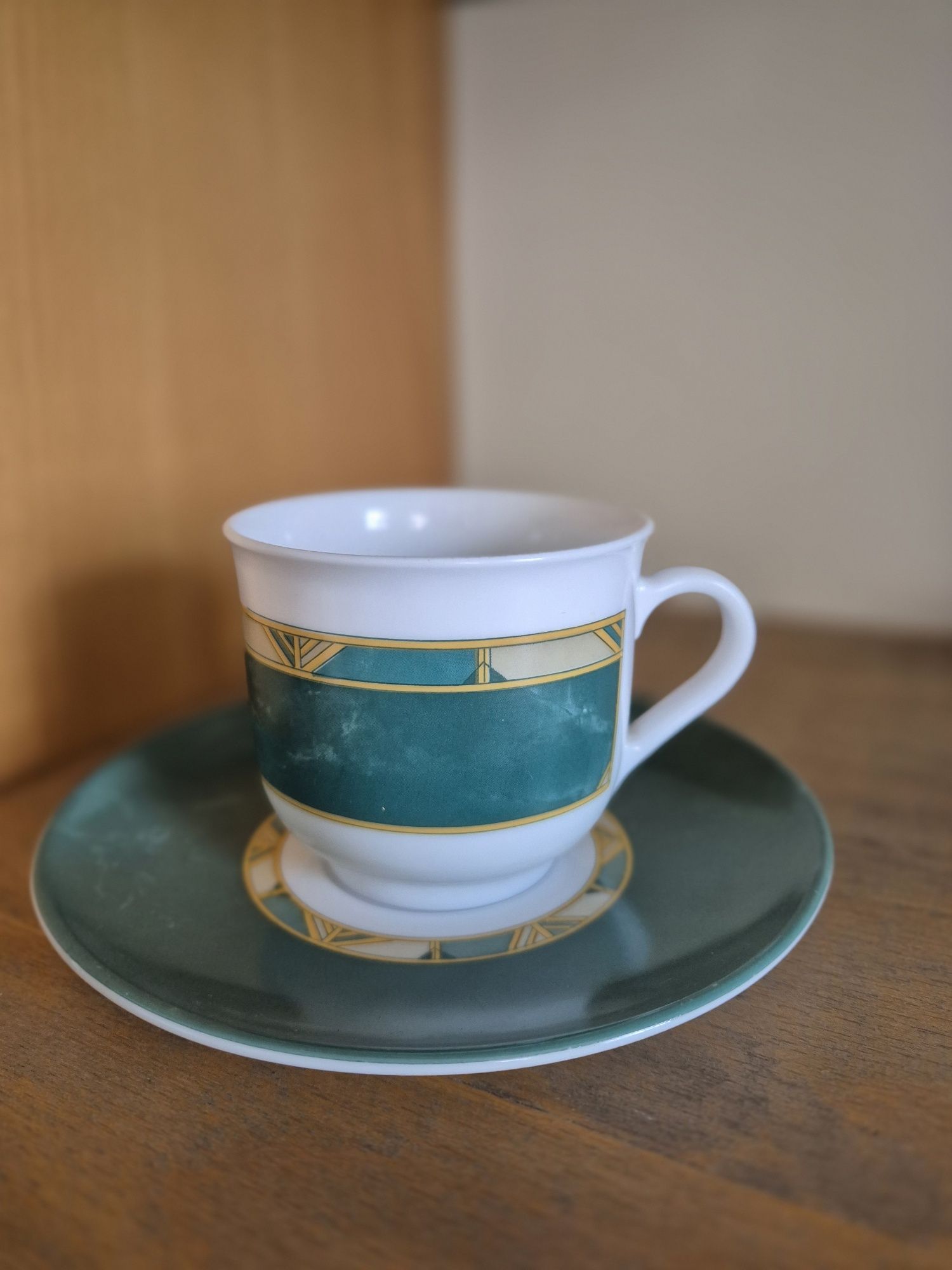 Zestaw filiżanki i talerzyki porcelanowe